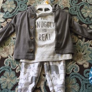 3 piece set never worn, smoke and pet free home